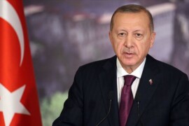 الرئيس التركي رجب طيب اردوغان يحدد الحد الأدنى للأجور لعام 2022 .